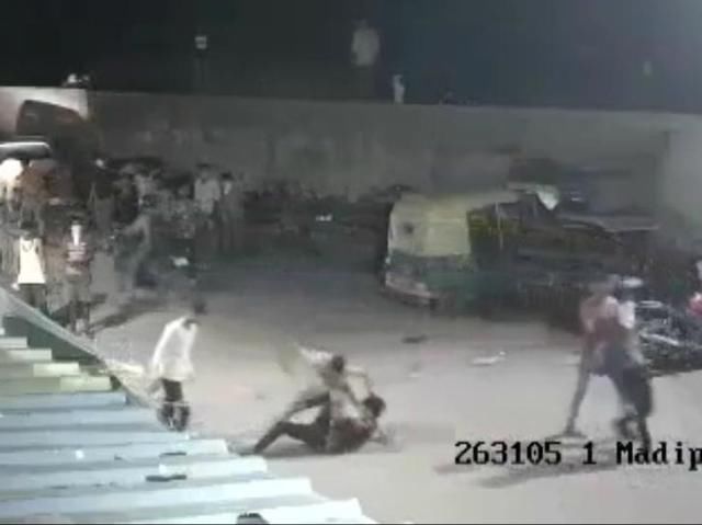 警方|印度男劝3未成年别耍单车特技，遭28刀捅死，监控还原惨烈现场