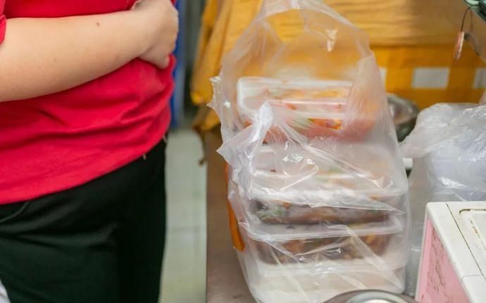 桌椅|店内坐不下,门口搬桌椅来吃!丰储街的这家盖浇饭火了13年!