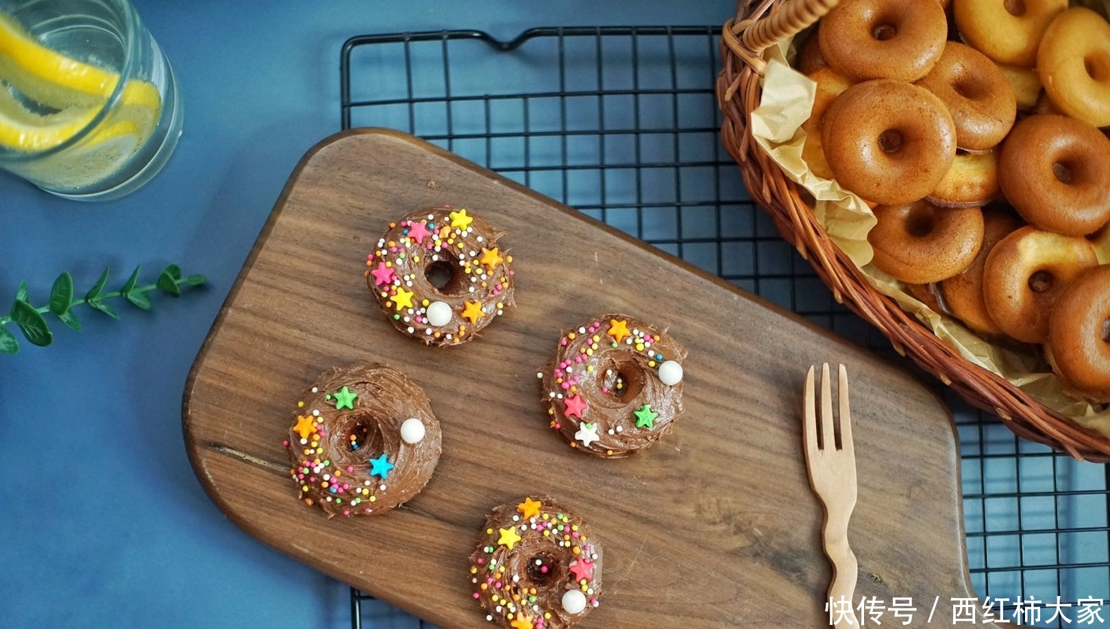 做出|不用烤箱,就能轻松做出甜甜圈小蛋糕,自己DIY爱怎么吃就怎么吃