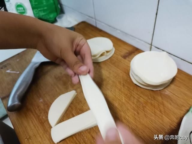  家用|美食小妙招：在家用饺子皮制作油泼面，做法简单，非常好吃