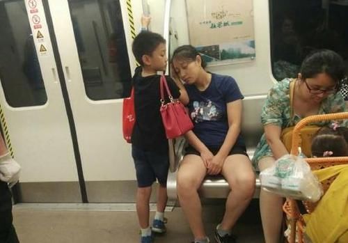 小男孩|小男孩暖心为妈妈'借出肩膀'惹众人称赞,穷养富养不如有教养