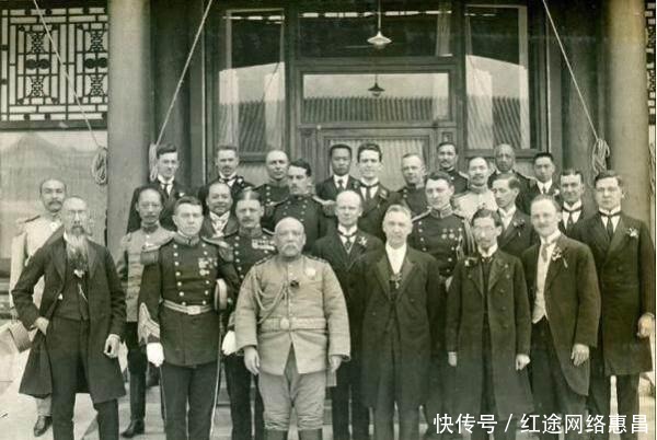 跪拜|揭秘：袁世凯身着龙袍登基仪式照片，现场祭祀官员头顶长羽毛跪拜