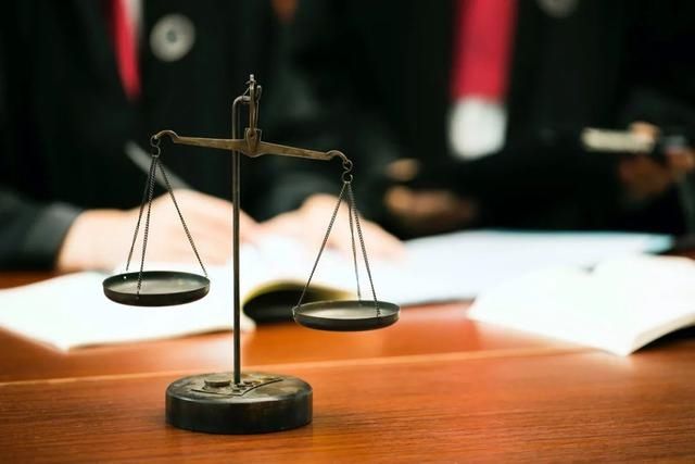  交警|交警队长之子酒驾肇事逃逸案，官方再发通报：儿子被批捕、继父被立案