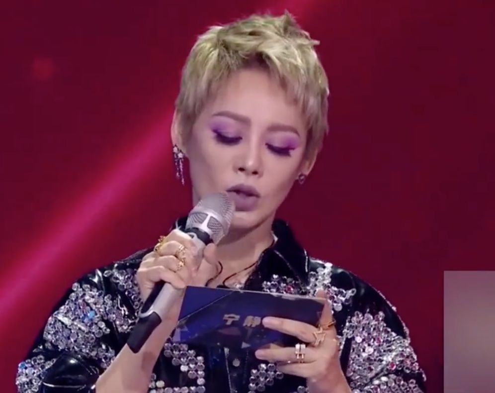  宁静|《姐姐》成团夜麻烦多：宁静出错让杨澜很尴尬，黄晓明主持爱抢话