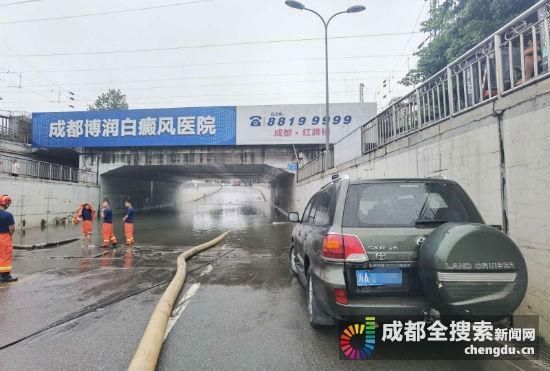  越野车|生死救援！越野车被困积水下穿 成都民警讲述救援全过程