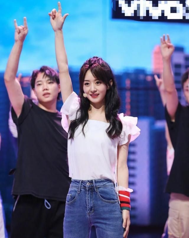  化身|赵丽颖化身“赵小刀”，在《快乐大本营》怼人犀利，火药味十足