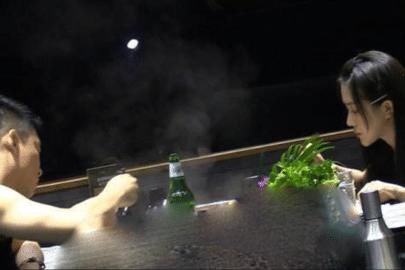  曹云金|成瘾了？曹云金再次幽会神秘女子，两人牵手搂腰，动作自然娴熟