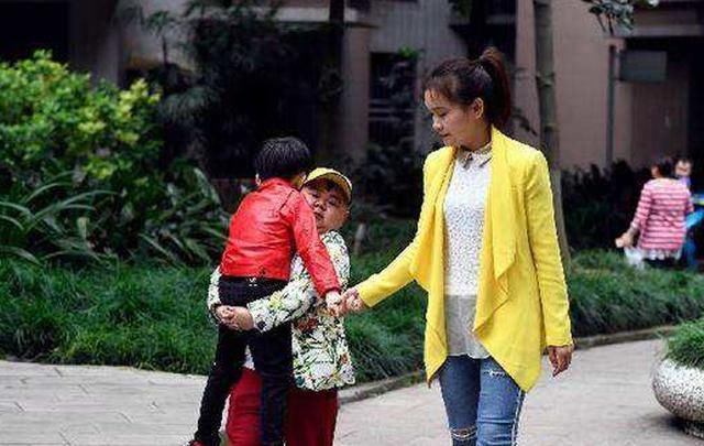  如今|1.2米小男人，却零彩礼娶美女为妻，如今多处房产生3胎很幸福