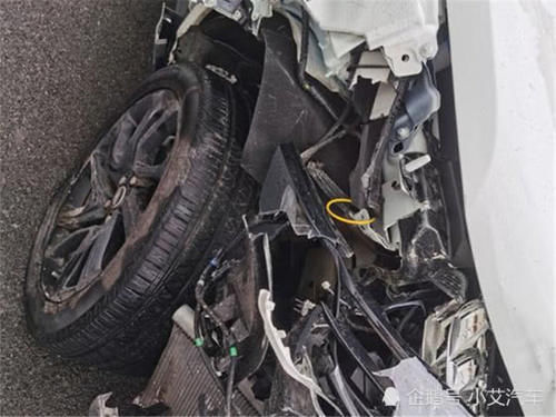  路虎车主|面包车撞上路虎发现，车主下车三脸懵这就是豪车的“战斗力”