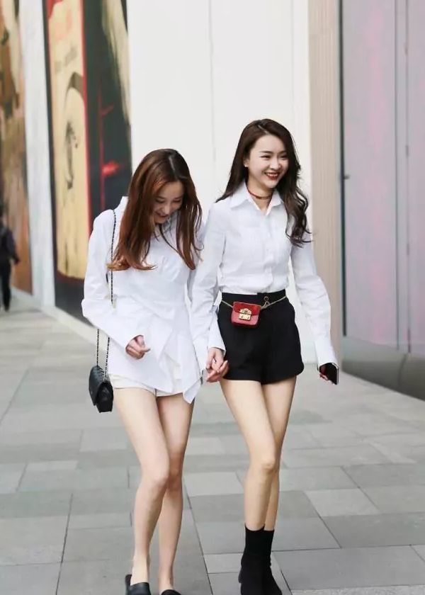 貌美|街拍:肤白貌美的小美女,五官精致,比心的动作很俏皮