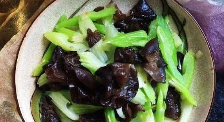  不见|木耳和此物一起炒，等于“天然泻药”，清肠排宿便，赘肉不见！