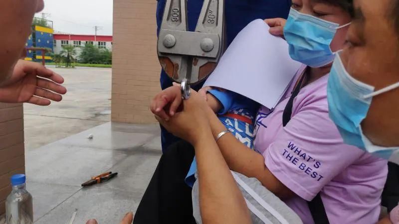  消防人员|@各位家长！无论何时何地，一定要看管好你的孩子！