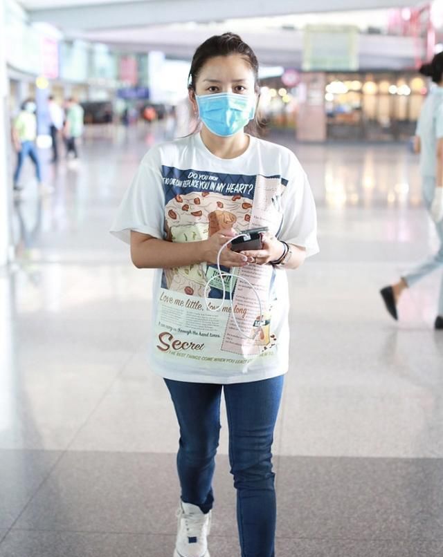 样就能让|何洁现在过的真自由,穿“儿童衫”出门太随便,身材也发福不少