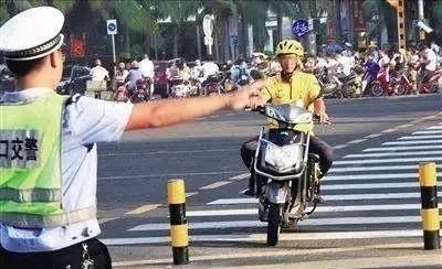 值得|外卖小哥：为抢时间而拼命，不值得