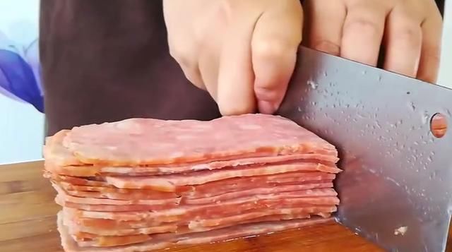  好吃|培根金针菇好吃的做法，味道鲜美还简单，吃起来比肉都香！