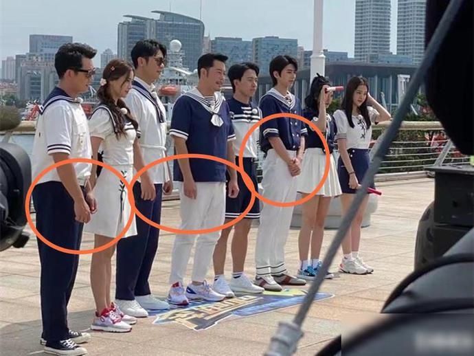 家族|跑男家族穿水手服站一排,吴宣仪短裙很青春,我却留意蔡徐坤的手