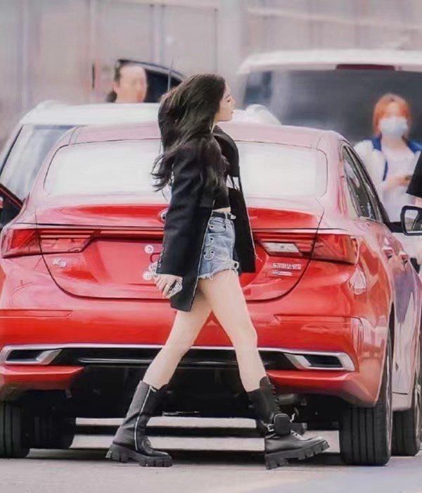  吴宣仪|明星考驾照待遇高！吴宣仪开豪车练手，脚上鞋子引热议！不怕被教练骂？