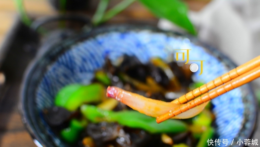 简单|木耳与这两样食材搭配一起炒,简单好吃营养平衡,冬天要多吃