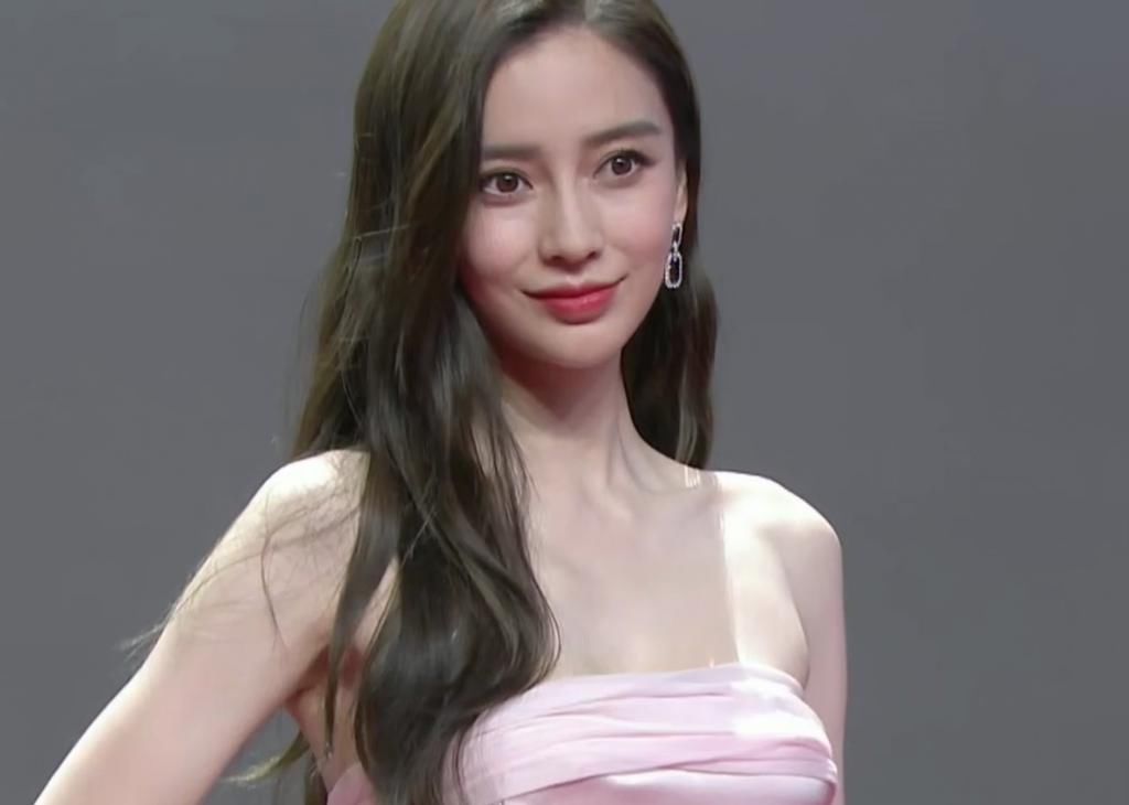  郑恺|郑恺突然掀开baby裙子，谁留意baby说了什么？网友：黄晓明知道吗？