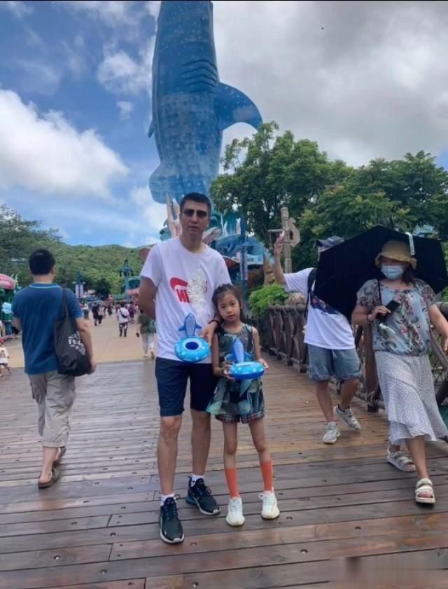  妻子|郭士强辞职后过起了向往的生活，陪女儿妻子度假相当休闲