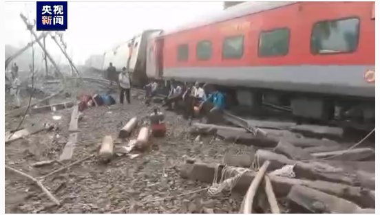 列车相撞事故后 印度全国近百列火车运行受影响