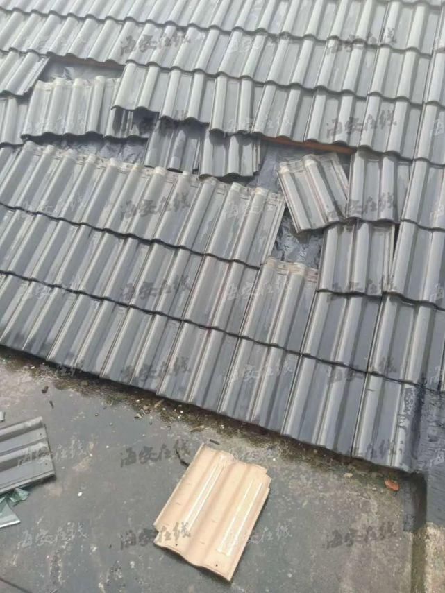  折断|今晨海安突发大风，屋顶被掀翻，树枝被折断，太阳能热水器掉落...