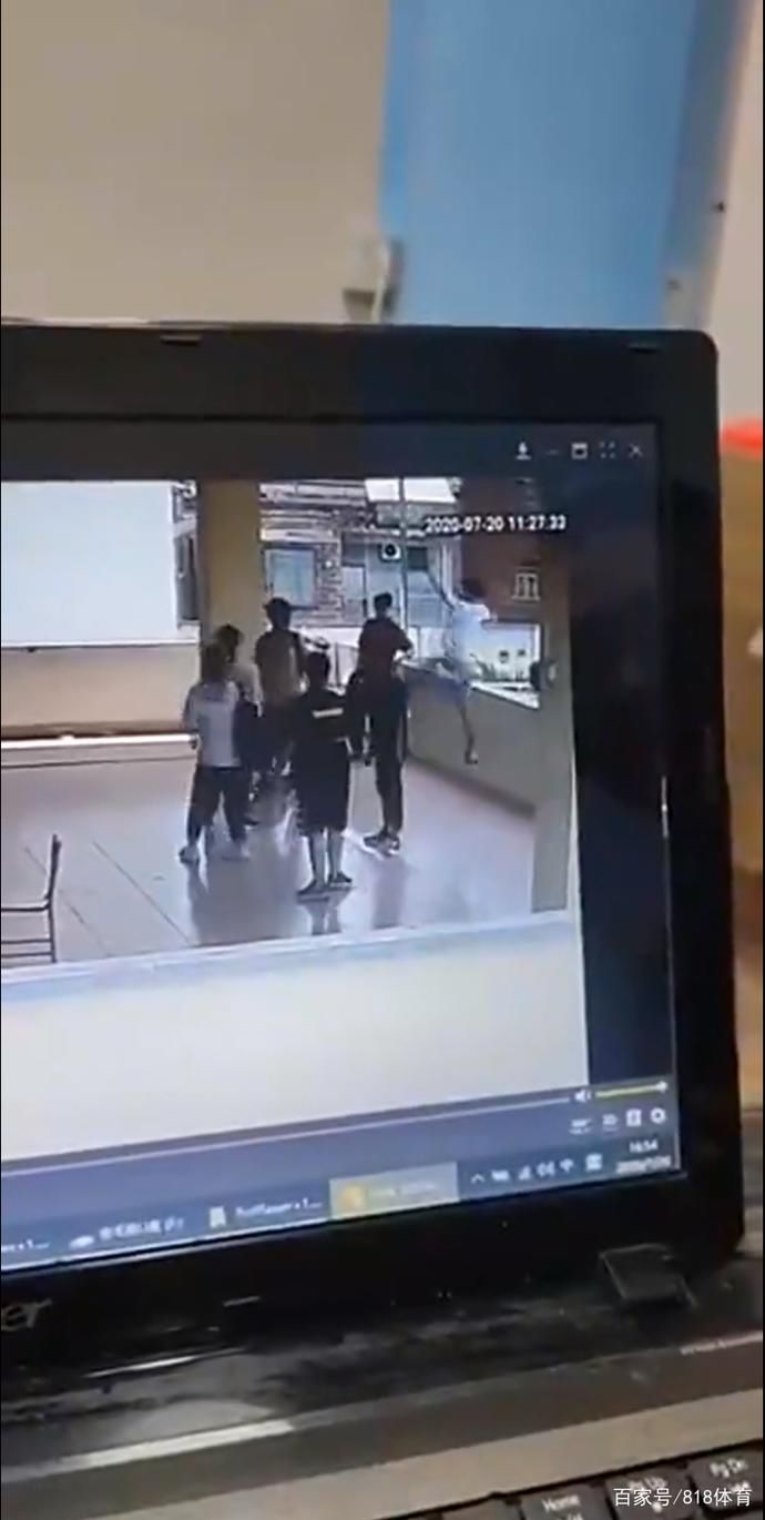 同学|揪心!广东男生学校走廊练后仰跳投意外坠楼,2同学伸手想拉来不及