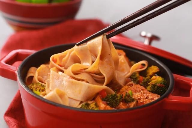 酸甜|一份面如何吃到爽?教你一招,酸甜开胃又鲜香,做梦都馋