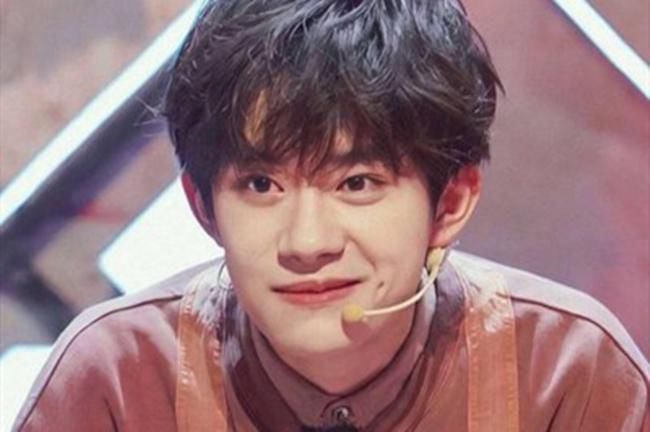  墙角|易烊千玺上跑男，唯一一个镜头竟是蹲墙角？网友却忍不住笑出声