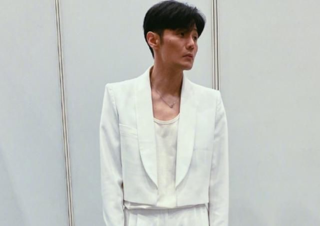  实力|网传李荣浩加盟“好奇夜”，嘉宾阵容豪华，看到蔡徐坤追定了！