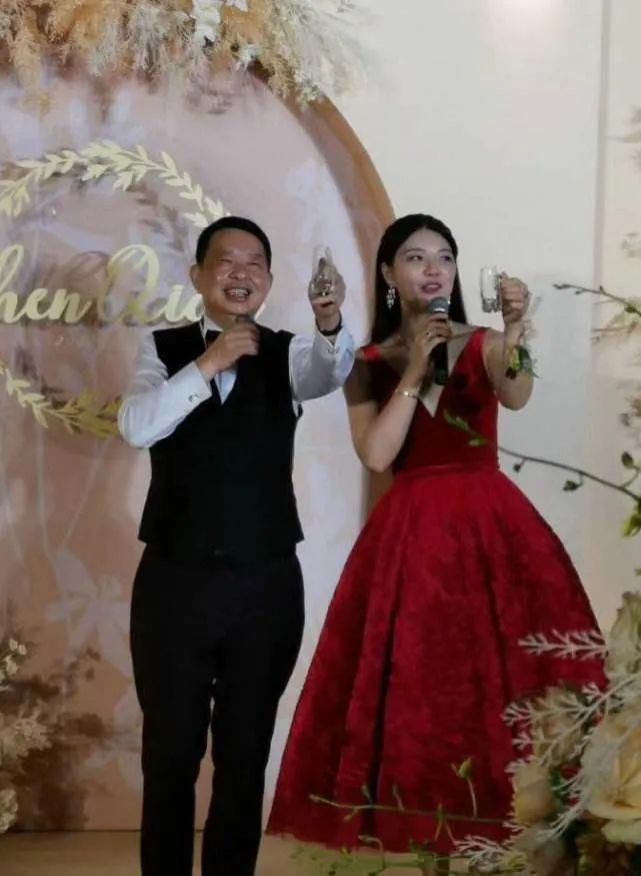 董事长|刷屏了!紫金矿业63岁董事长娶38岁妻子,新娘:嫁给了爱情!