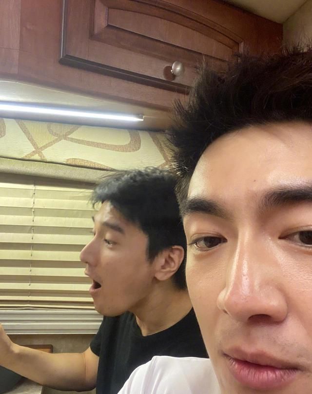  出门|赵又廷探班赵又廷遭嫌弃：越丑越爱出门 评论区“一片祥和”