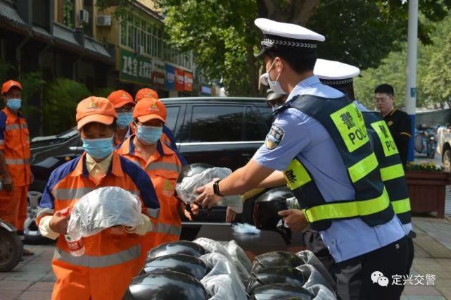 交警|定兴交警为环卫工人送上安全头盔