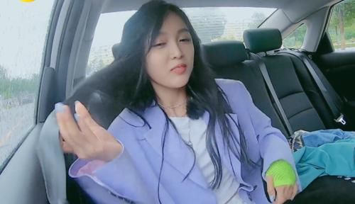  担心|吴宣仪雨天学车突然摔倒，她却担心右腿伤势，原因让观众怒赞