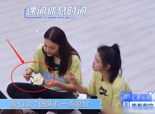 生日|蔡卓宜生日请吃蛋糕,大家都是大口大口吃,只有她一点都没碰