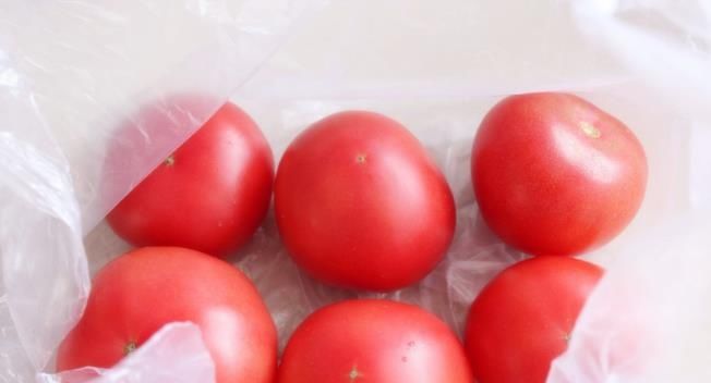 西红柿|买的西红柿太多,放冰箱里怕坏掉?教你一招,保存的时间更加长
