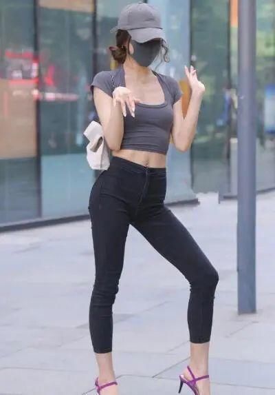 不失|牛仔裤散发出休闲和优雅的味道，同时又不失优雅和大方