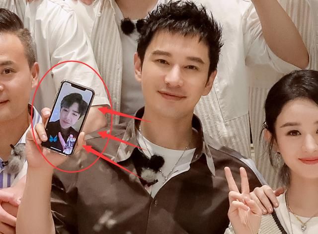  嘉宾|中餐厅员工聚餐，黄晓明拍照时还拿手机，可放大5倍后：错怪你了