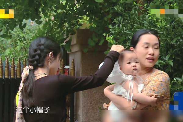  小孩子|赵丽颖看到客人的宝宝时，谁注意她做了什么？当妈妈后变得好仔细