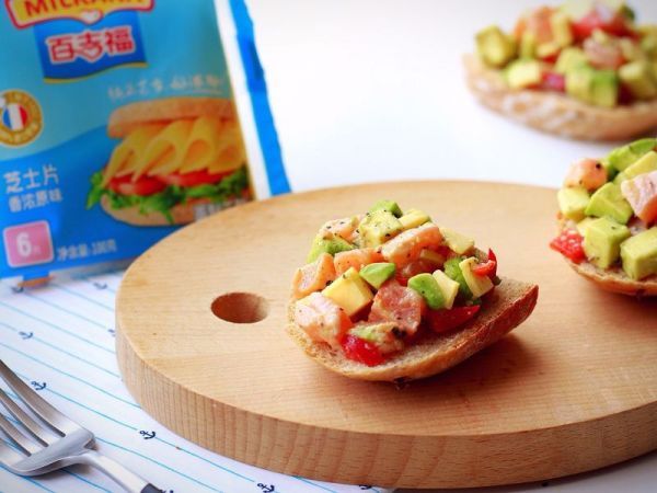  百吉福芝士|牛油果三文鱼芝士开放式三明治