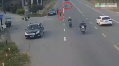  不料|大爷挑电动车碰瓷，不料被撞进了医院，醒来就要5万赔偿费