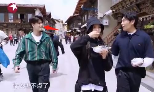  超越|任嘉伦和杨超越同吃一碗甜品，他的处理方式亮了，已婚男人的自觉