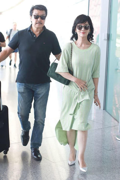  机场|赵雅芝走机场，穿抹茶色的长衫似回青春，女生就该怎么美怎么穿！