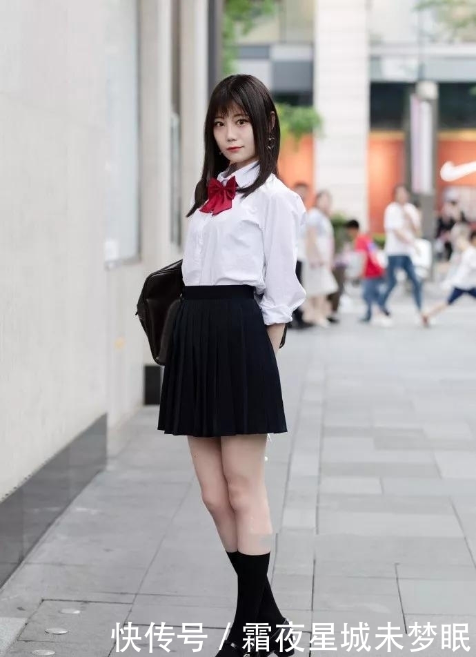 看起来|美女脚上搭配一双浅色系的高跟鞋,很有甜美清新的气质范儿