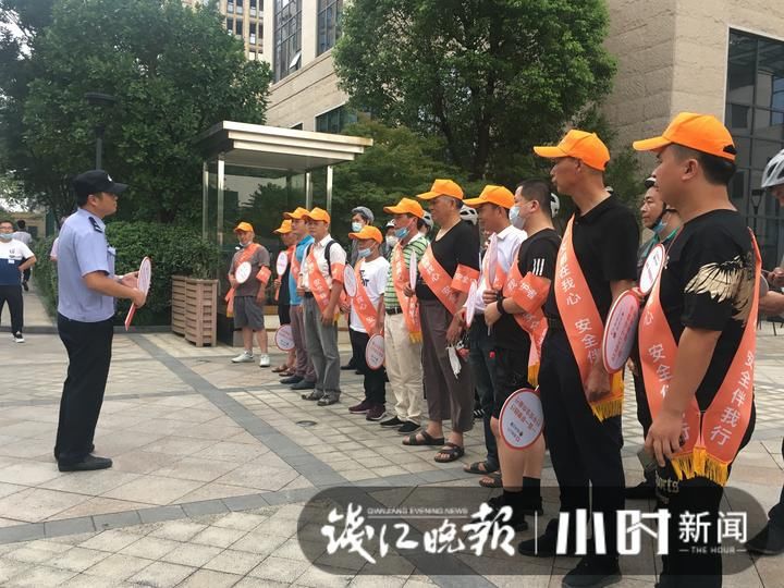 头盔|53岁的滴滴司机放弃做生意，站在路口做劝导员，为什么