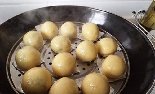  咬一口|用这法子做粘豆包，一次就能成功，咬一口满满是馅料，好吃防贫血