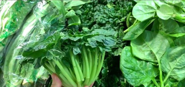  发黑|不管炒什么青菜，直接下锅是错的，教你3个技巧，青菜翠绿不发黑
