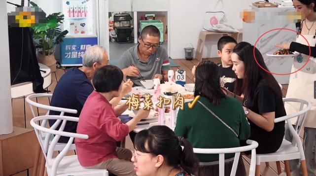 口罩|《中餐厅》上菜不戴口罩引热议,有谁注意赵丽颖的举动?人红是有原因的