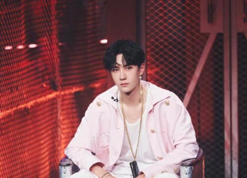  东西|王一博失去“香菜”后，看清粉丝手上拿的东西时，我笑了