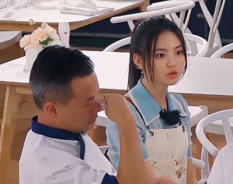  招待|杨超越入职《中餐厅》，赵丽颖热情招待，谁注意到黄晓明的举动